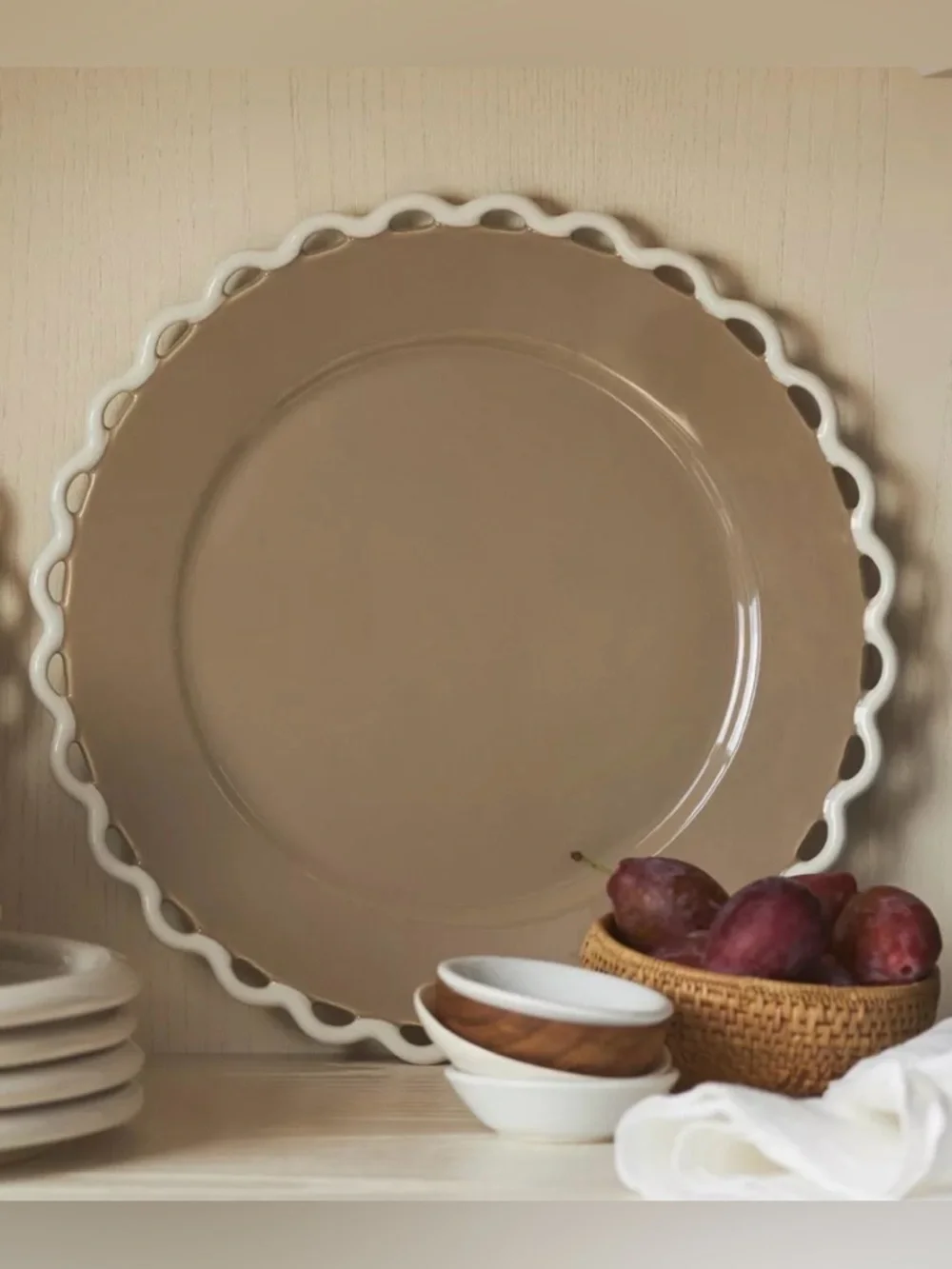 Anthropologie sasha 11” dinner plate scalloped fringe Neutral / white set of 4 - Picture 3 of 8